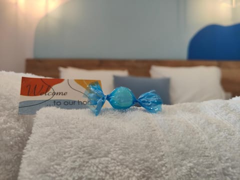 Bed, Decorative detail, towels