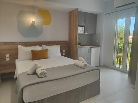 Bed, View (from property/room), Kitchen or kitchenette, Decorative detail, Bedroom, microwave, stove, towels