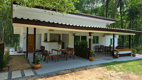 Property building, Day, Balcony/Terrace, Garden view