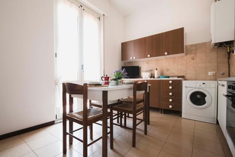 Kitchen or kitchenette, Dining area, pet friendly, stove, washing machine