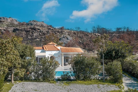 Property building, Spring, Day, Natural landscape, Mountain view, Pool view, Swimming pool