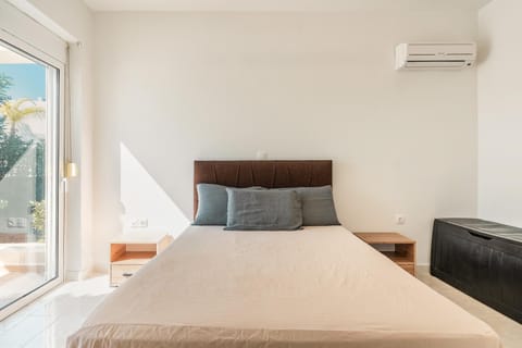 Bed, Photo of the whole room, Bedroom, air conditioner