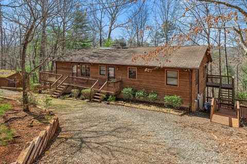 Warm and cozy cabin in Lake Lure, nestled in hardwood trees, peaceful home- WiFi home House in Lake Lure