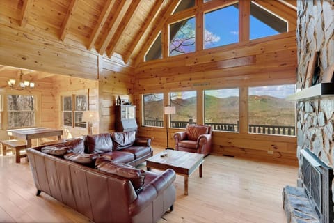 Spacious Cabin With Fantastic Long Range Mountain and Lake Views - Lake Lure - The Overlook cabin Haus in Lake Lure