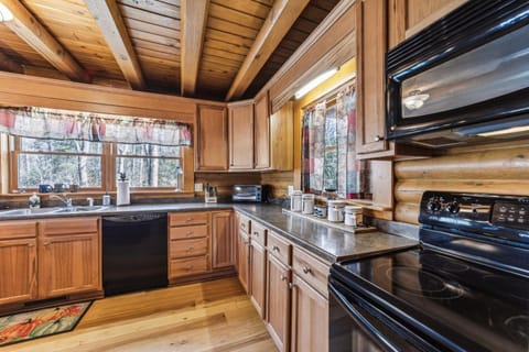Vacation cabin in Lake Lure - Mirror Lake - great family space! W-Fi cabin House in Lake Lure
