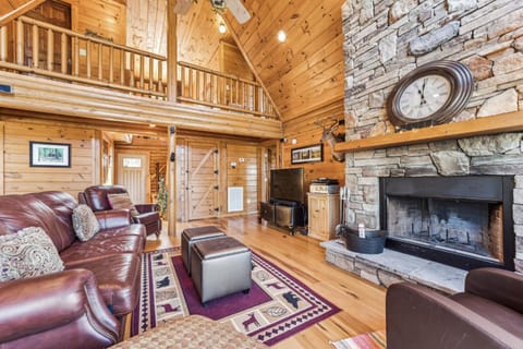 Vacation cabin in Lake Lure - Mirror Lake - great family space! W-Fi cabin House in Lake Lure