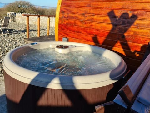 The Pod Fabulous glamping pod near Snowdonia. Chalet in Clynnog