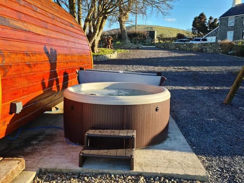 The Pod Fabulous glamping pod near Snowdonia. Chalet in Clynnog