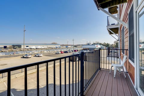 Downtown St Joseph Condo with Balcony and Harbor View Eigentumswohnung in St Joseph