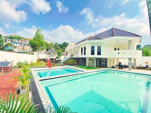 Villa Green T Chalet in Cisarua