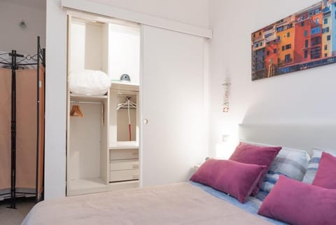 Photo of the whole room, Bedroom, wardrobe