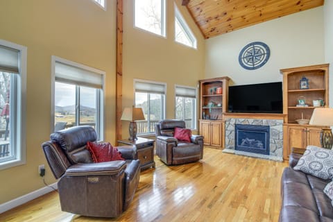 Luxury Douglas Lake Chalet - Great Location! House in Douglas Lake