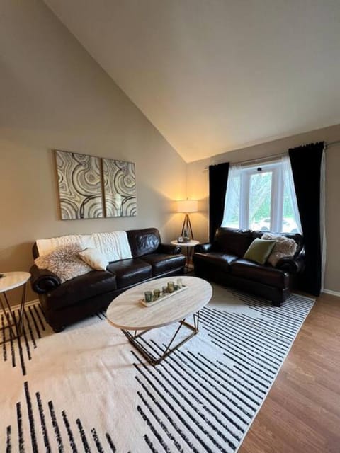 1 bdr. near TBK Sports Complex. Maison in Bettendorf