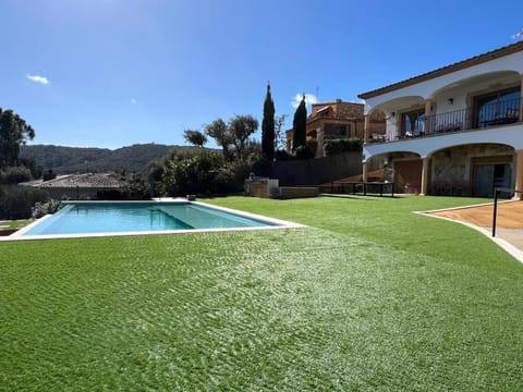 Property building, Natural landscape, Garden, Garden view, Mountain view, Pool view, Swimming pool