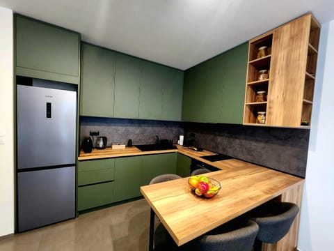 Kitchen or kitchenette, Dining area, minibar, oven, pet friendly, stove