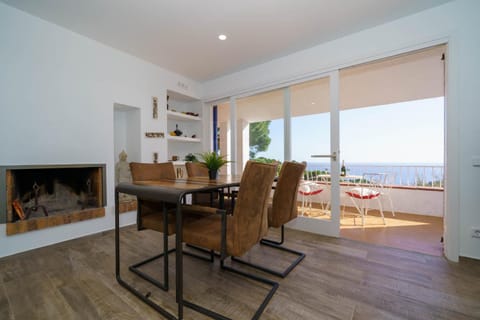 Natural landscape, Living room, Seating area, Dining area, Sea view, flat iron