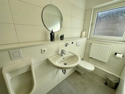 Toilet, Bathroom, Photo of the whole room, internet, towels