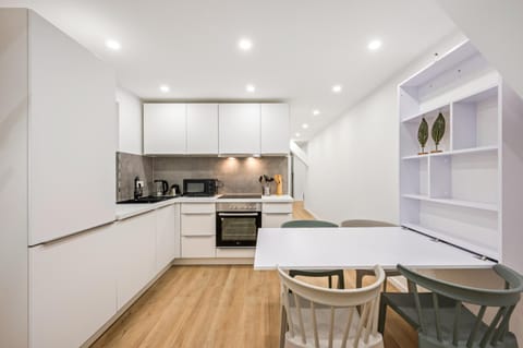 Kitchen or kitchenette, Dining area