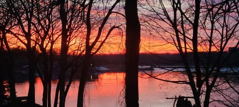 Sunsets on Palisades. QUIET location on Fox River Casa in Appleton