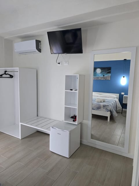 Bed, TV and multimedia, Photo of the whole room, Bedroom, air conditioner