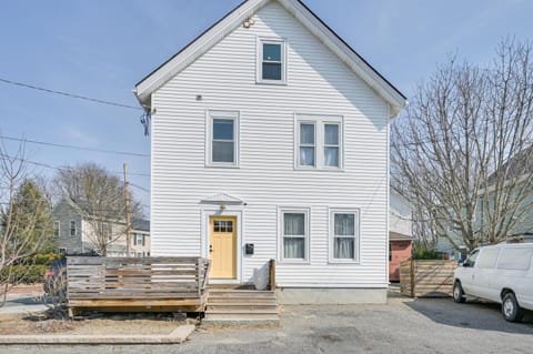 Bright and Pet-Friendly Home 2 Mi to Harvard Square House in Watertown