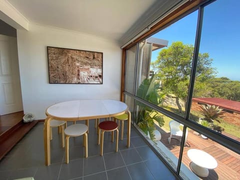 4 Bedroom Mid-Century Home with Ocean Views Casa in Sydney
