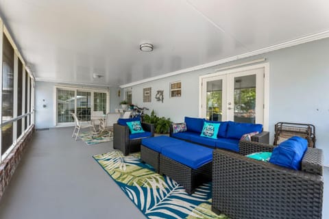 Secluded Family Serenity on Canal with 2 Bikes and Beach Chairs Maison in East Naples