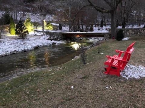 Fairytale: Hot Tub & Trout Stream & Petting Zoo? House in Watauga