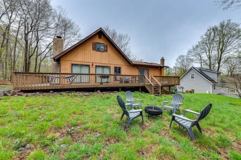 Peaceful Cabin with Deck, Near Tobyhanna State Park House in Coolbaugh Township