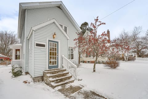 Ludington Home with 6 Bicycles Less Than 1 Mi to Beach! Casa in Ludington