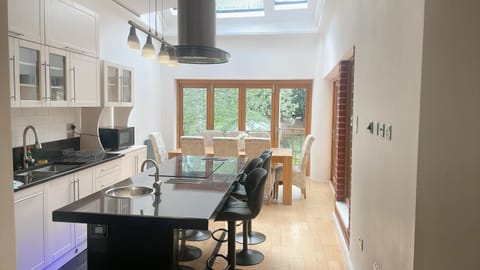 Stunning 5 Bed house with pool table and off street parking House in Sidcup