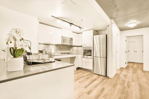 Urban Chic: Sleek 2BR in Heart of Vancouver Appartement in Vancouver