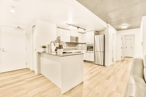 Urban Chic: Sleek 2BR in Heart of Vancouver Appartement in Vancouver
