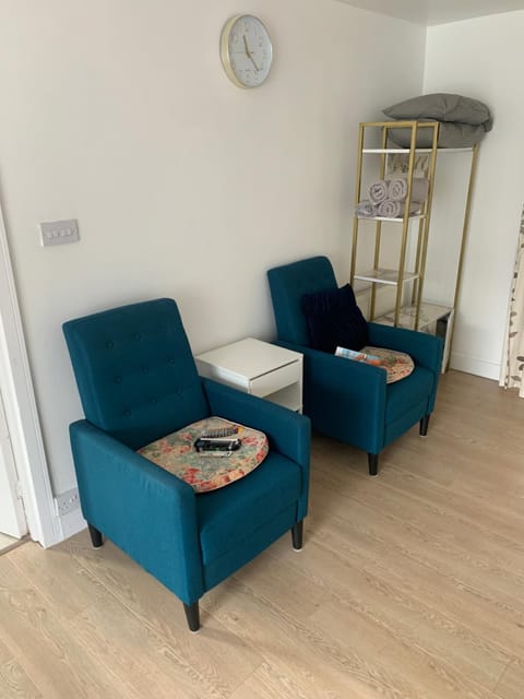 Luton Lodge - 5 mints Drive from Luton Airport ,Train Station ,Town Centre , Newly refurb 4 Bed house , Cosy Rooms , High Speed WiFi , 24 h Free Street Parking Bed and Breakfast in Luton