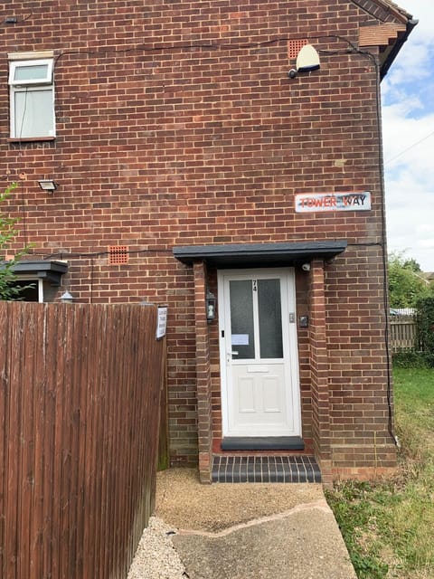 Luton Lodge - 5 mints Drive from Luton Airport ,Train Station ,Town Centre , Newly refurb 4 Bed house , Cosy Rooms , High Speed WiFi , 24 h Free Street Parking Bed and Breakfast in Luton