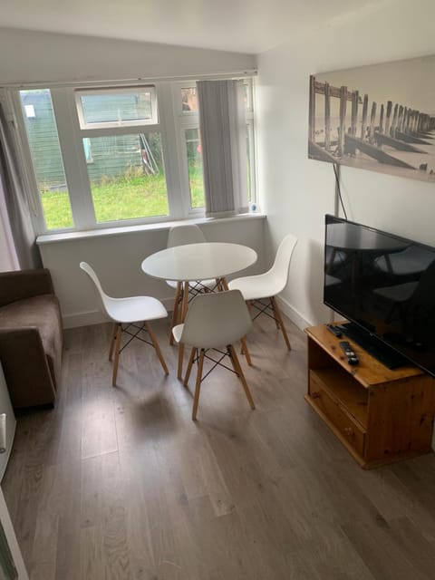 Luton Lodge - 5 mints Drive from Luton Airport ,Train Station ,Town Centre , Newly refurb 4 Bed house , Cosy Rooms , High Speed WiFi , 24 h Free Street Parking Bed and Breakfast in Luton