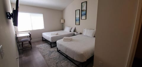 Oceanside Beach style King & 2 queen beds Condo in Oceanside