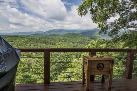 Relax with spectacular mountain views at Bear's Den Cabin in Lake Lure - firepit cabin House in Lake Lure