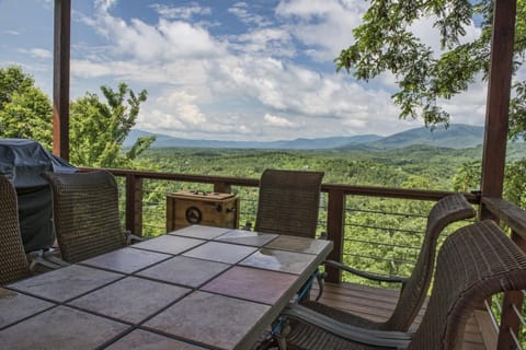 Relax with spectacular mountain views at Bear's Den Cabin in Lake Lure - firepit cabin Maison in Lake Lure