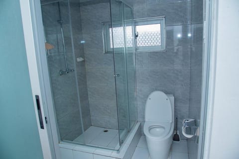 Shower, Toilet