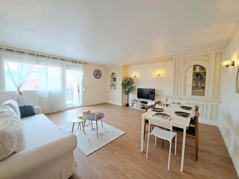 TV and multimedia, Living room, Seating area, Dining area