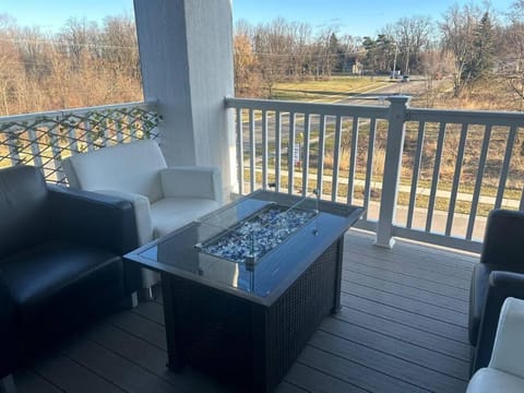 Modern Luxury Apartment near GRR Airport and Mall Condo in Kentwood