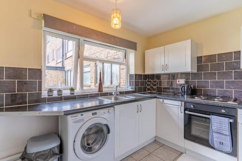 Kitchen or kitchenette, pet friendly, stove, washing machine