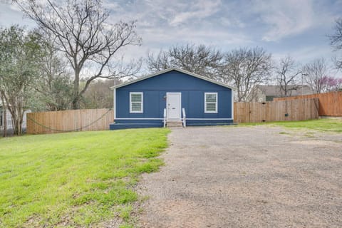 Charming Seguin Home with Yard - Walk to Downtown! House in Seguin