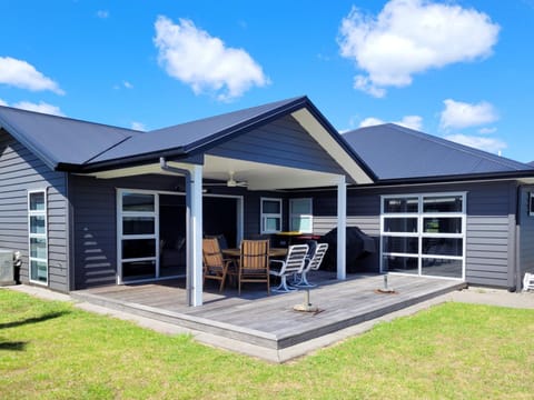 Hosts on the Coast - Jackman Satisfaction House in Whitianga