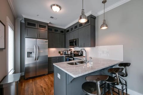 New Nashville Condo with 2 King beds walk to bars Apartment in East Nashville