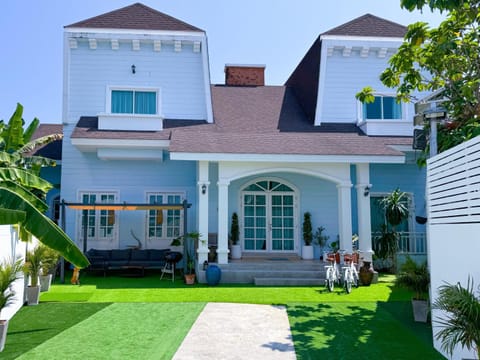 Property building, Facade/entrance, Day, Garden, Garden view