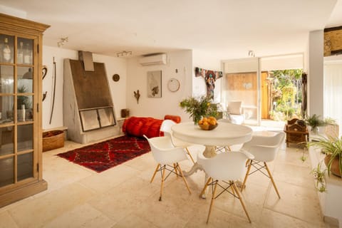 Seating area, Dining area, flat iron