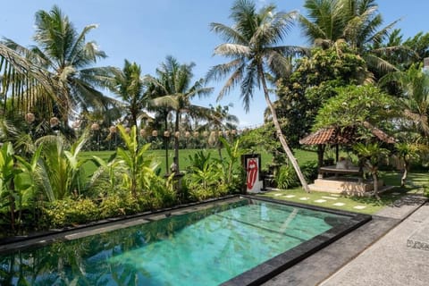 2BR Haven with Pool & Lush Garden - Embrace Bali's Soul Near Temples, Beaches & Rice Fields Casa in Blahbatuh