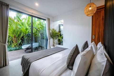 4BR Luxury Tropical Jungle Villa 4 Mins to Beach Chalet in Kediri